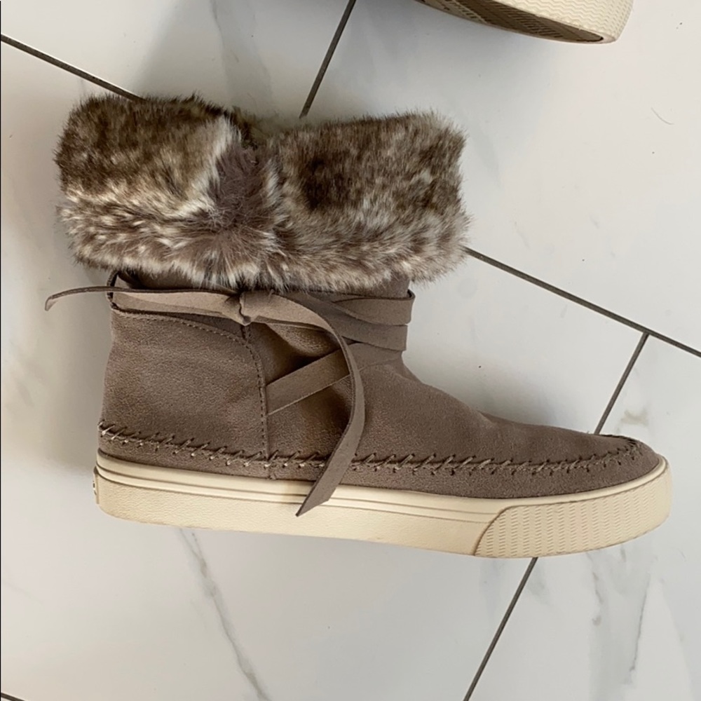 NWOT SALE‼️Toms fur boots - Picture 9 of 10